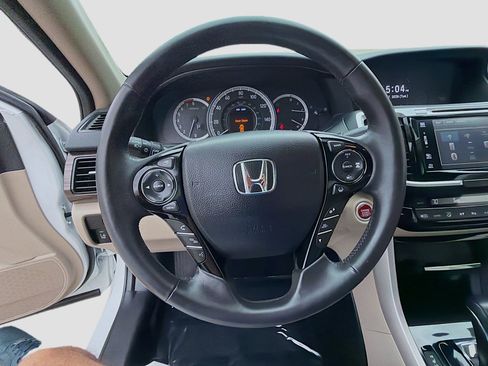Used 2016 Honda Accord Touring image 10