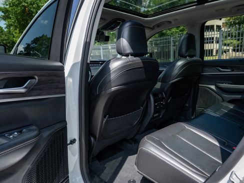 Used 2023 Jeep Grand Cherokee Limited w/ Luxury Tech Group II AWD/4WD image 14