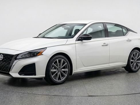 Used 2025 Nissan Altima 2.5 SV image 3