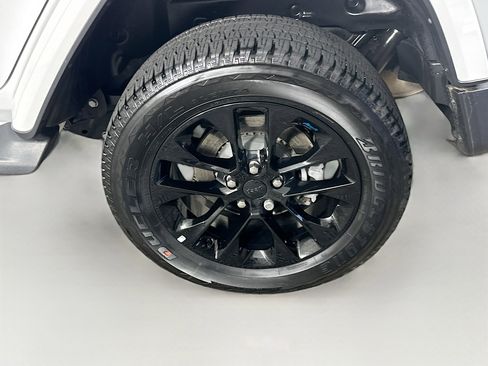 Used 2022 Jeep Wrangler Sahara w/ Cold Weather Group image 11