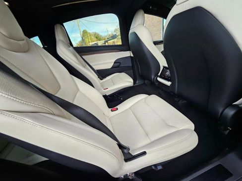 Used 2022 Tesla Model X image 60