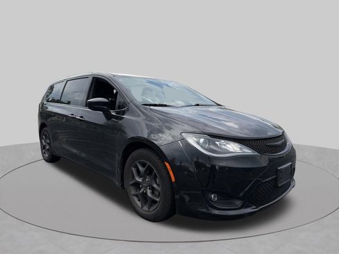 Used 2018 Chrysler Pacifica Touring Plus w/ S Appearance Package FWD image 7