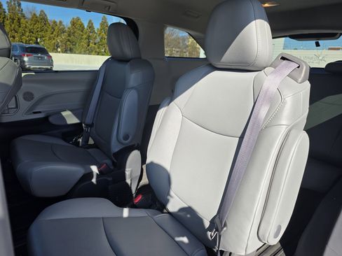 Used 2024 Toyota Sienna XLE image 21