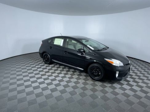 Used 2015 Toyota Prius Two image 2