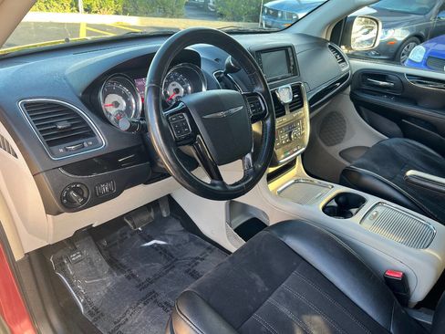 Used 2014 Chrysler Town & Country Touring-L image 19