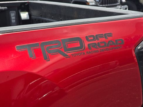 Used 2021 Toyota Tacoma TRD Off-Road w/ Technology Package AWD/4WD image 12