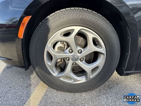 Used 2024 Chrysler Pacifica Limited image 32