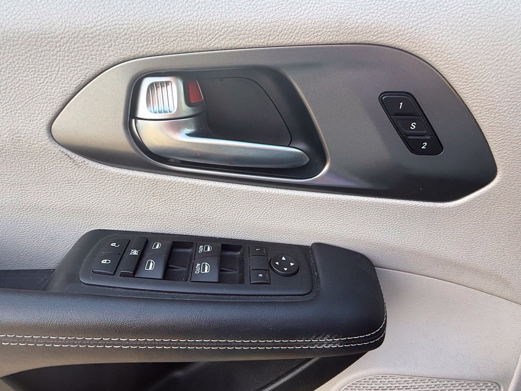 Used 2023 Chrysler Pacifica Touring-L FWD image 15