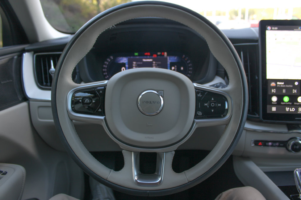 Used 2026 Volvo XC60 B5 Ultra AWD/4WD image 11