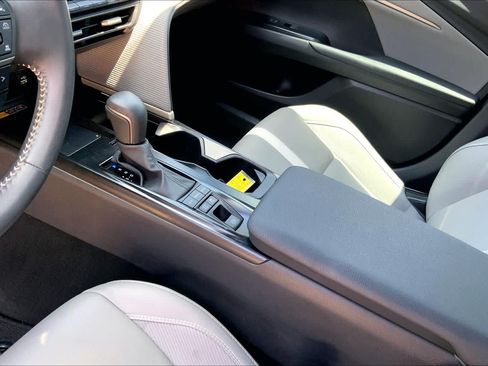 Used 2025 Toyota Camry SE w/ Convenience Package FWD image 16