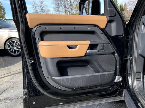 Used 2025 Land Rover Defender 130 X-Dynamic SE image 24