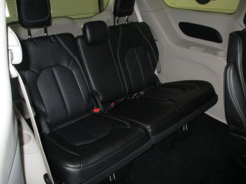 Used 2024 Chrysler Pacifica Touring-L image 12