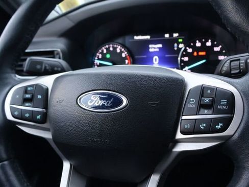 Used 2022 Ford Explorer XLT w/ Equipment Group 202A image 9