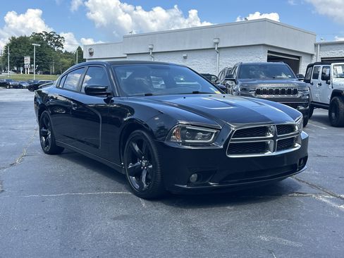 Used 2013 Dodge Charger SXT w/ Blacktop Pkg RWD image 2