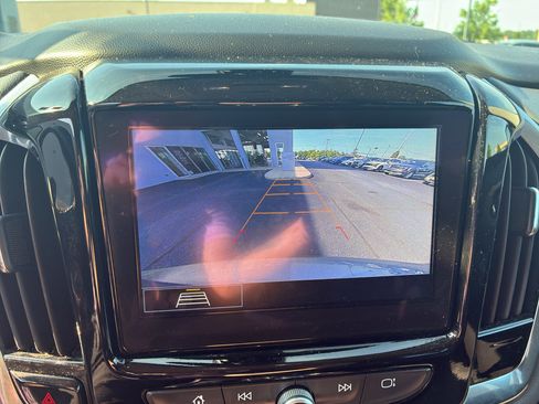 Used 2021 Chevrolet Traverse LT FWD image 26