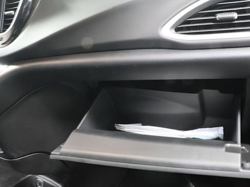 Used 2025 Chrysler Pacifica Select image 22