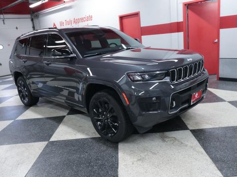 Used 2024 Jeep Grand Cherokee L Overland w/ Advanced Protech Group III AWD/4WD image 3