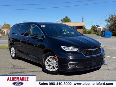 Used 2025 Chrysler Pacifica Select