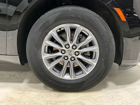 Used 2023 Buick Enclave Essence image 11