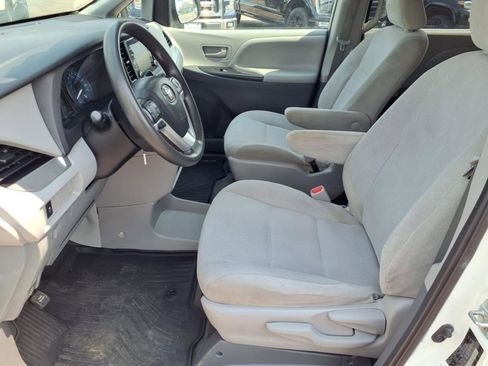 Used 2020 Toyota Sienna L image 24