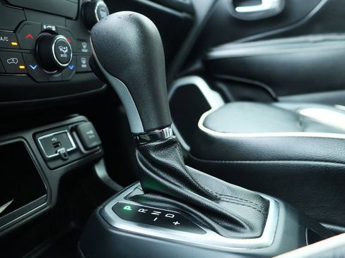 Used 2020 Jeep Renegade Latitude w/ Popular Equipment Group image 50