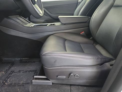 Used 2022 Tesla Model Y Long Range image 27