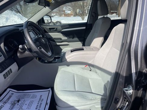 Used 2017 Toyota Highlander LE image 12
