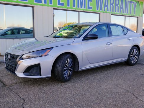 Used 2024 Nissan Altima 2.5 SV image 2