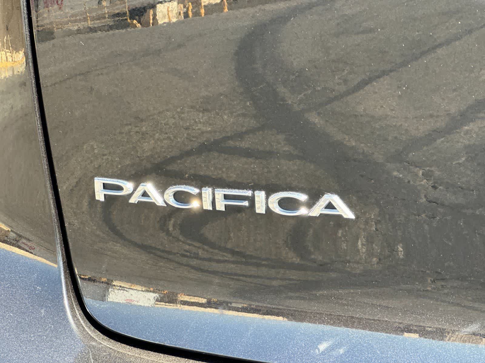 Used 2023 Chrysler Pacifica Touring-L FWD image 28