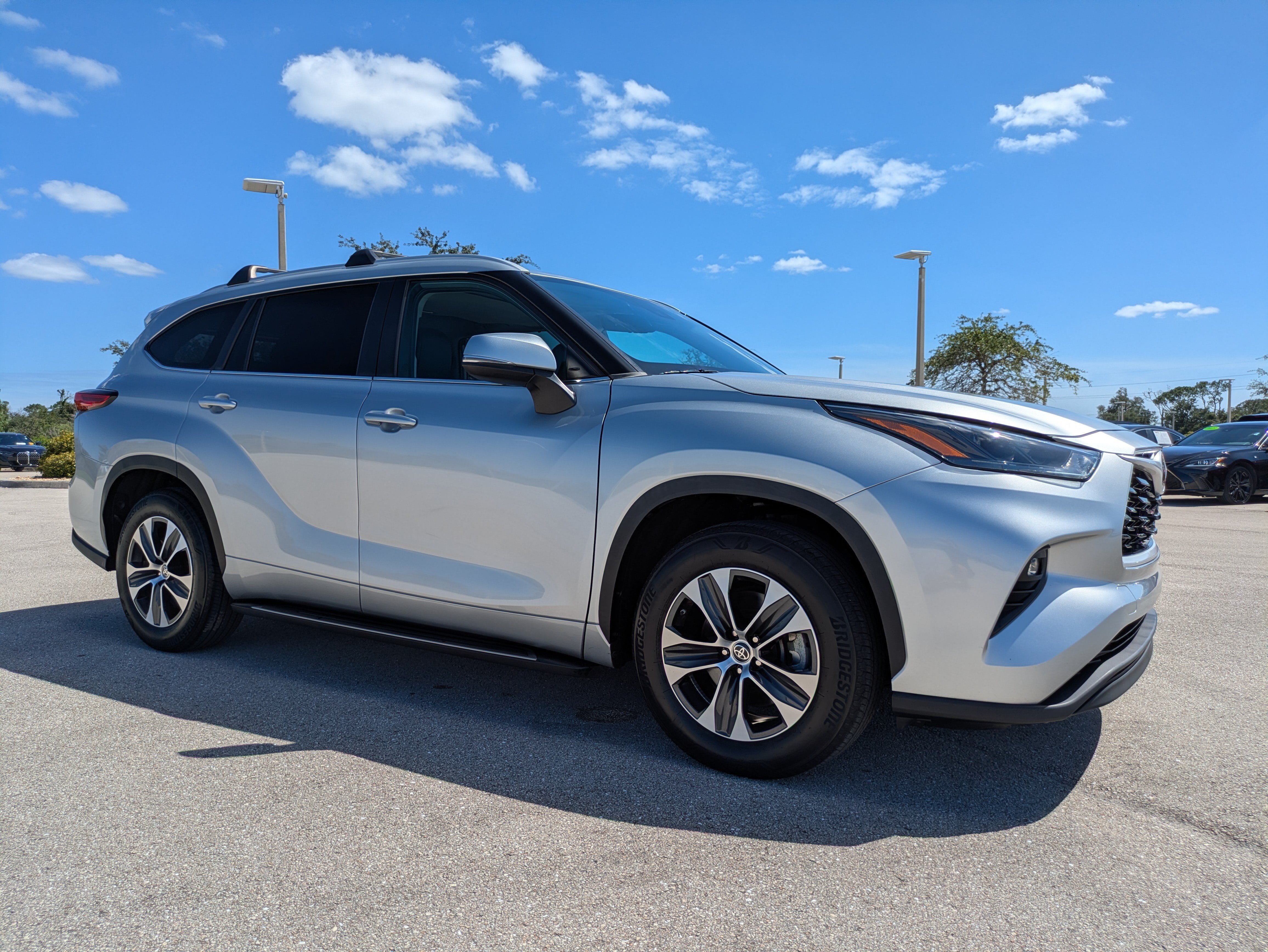 Used 2023 Toyota Highlander XLE FWD image 2