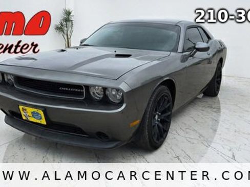 Used 2012 Dodge Challenger SXT RWD image 1