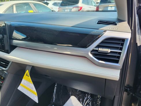 New 2025 Volkswagen Taos SEL image 21