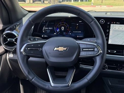 Used 2025 Chevrolet Equinox LT FWD image 13
