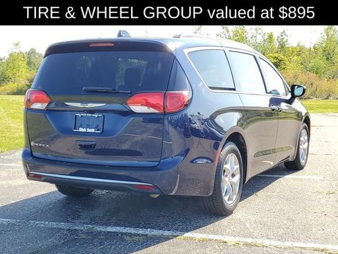Used 2017 Chrysler Pacifica Touring Plus w/ Tire & Wheel Group FWD image 8