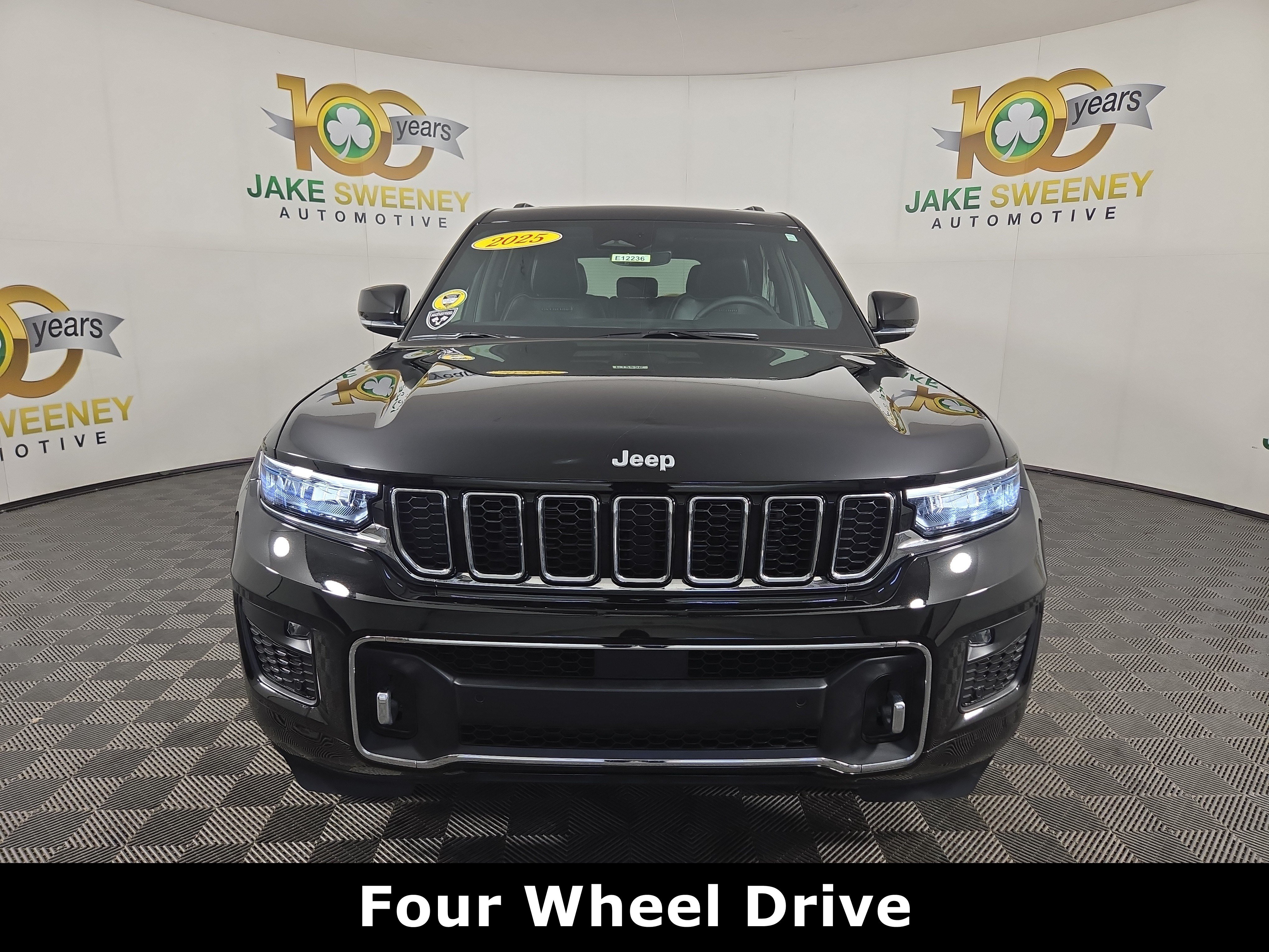 Certified 2025 Jeep Grand Cherokee Overland AWD/4WD image 3