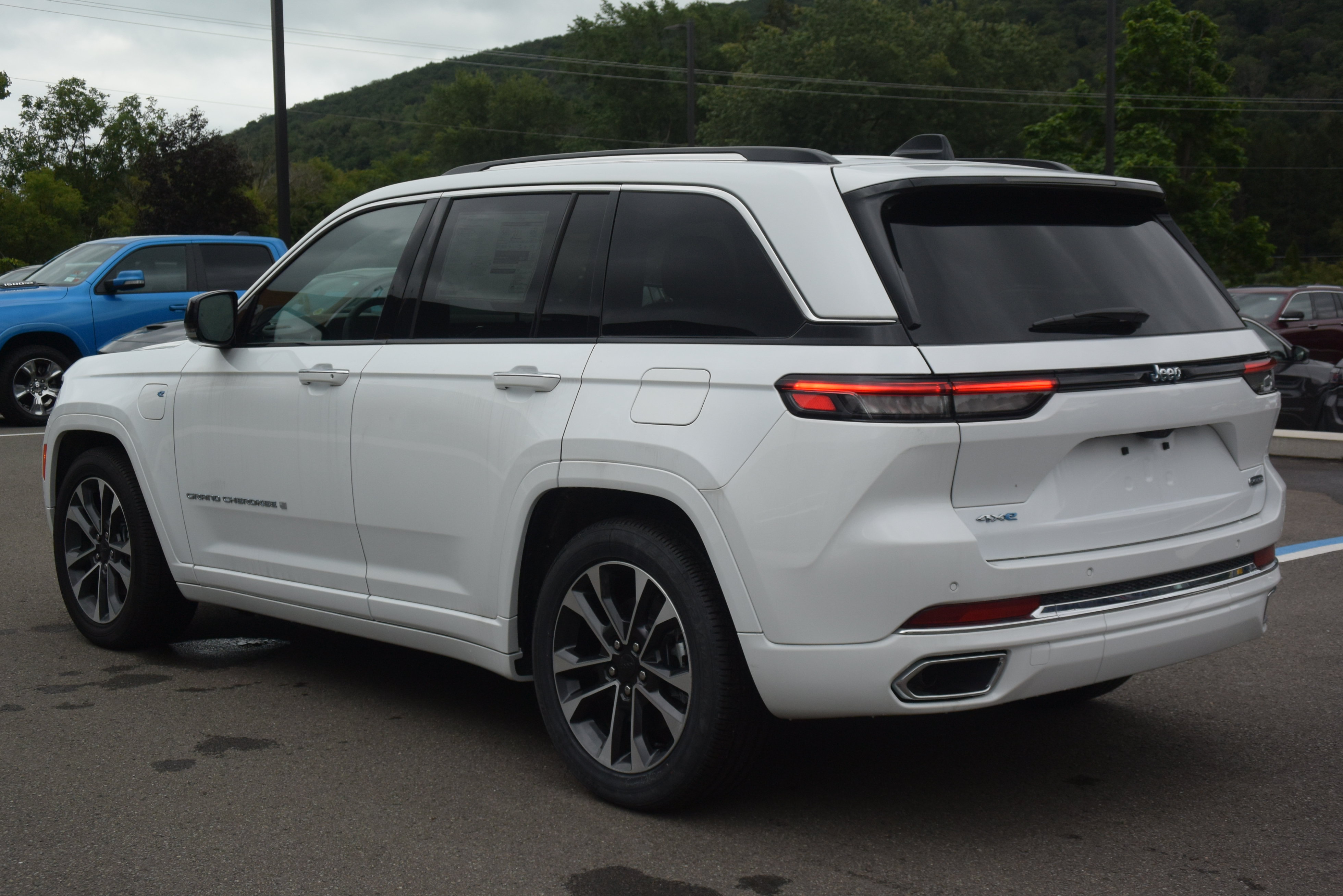Used 2022 Jeep Grand Cherokee Overland AWD/4WD image 4