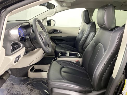 Used 2024 Chrysler Pacifica Touring-L image 15