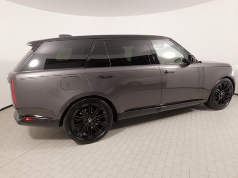 Used 2025 Land Rover Range Rover Long Wheelbase SE AWD/4WD image 11