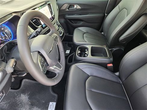 New 2026 Chrysler Pacifica Select image 9