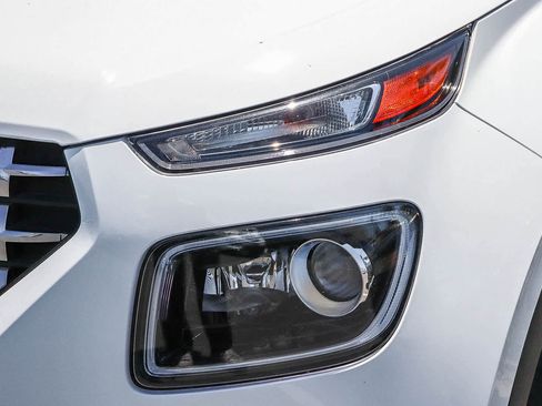 Used 2025 Hyundai Venue Limited FWD image 2