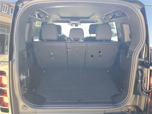 Used 2025 Land Rover Defender 110 S image 34