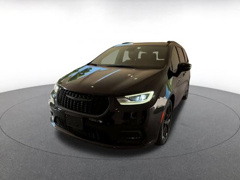 Used 2025 Chrysler Pacifica Limited FWD image 3