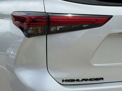 Used 2023 Toyota Highlander L FWD image 6