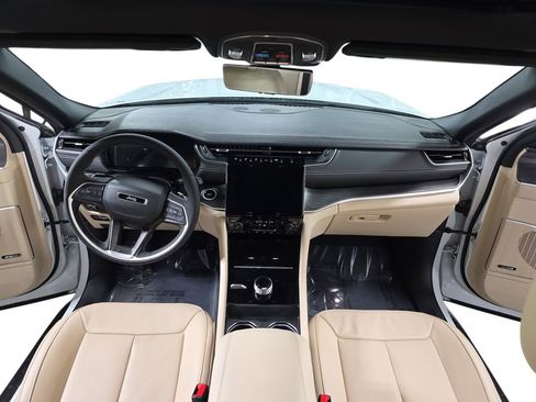 Used 2025 Jeep Grand Cherokee Limited w/ Luxury Tech Group II image 9