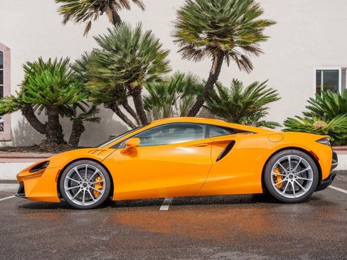 Used 2025 McLaren Artura image 24
