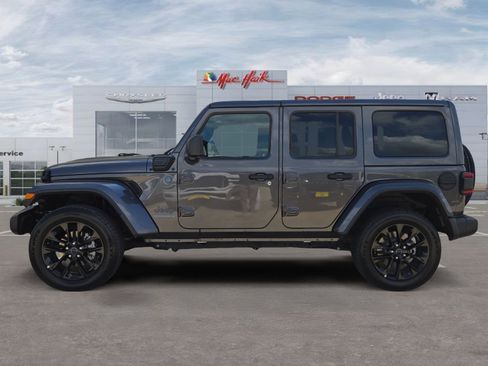 Used 2025 Jeep Wrangler Unlimited Sahara w/ Safety Group AWD/4WD image 2