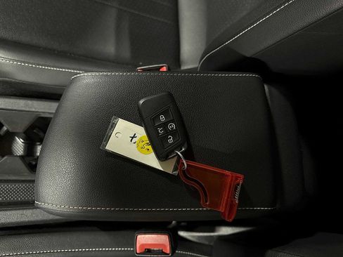 Used 2022 Volkswagen Tiguan SE image 33