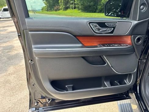 Used 2018 Lincoln Navigator Reserve AWD/4WD image 18
