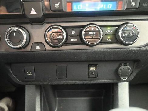 Used 2016 Toyota Tacoma TRD Sport AWD/4WD image 28