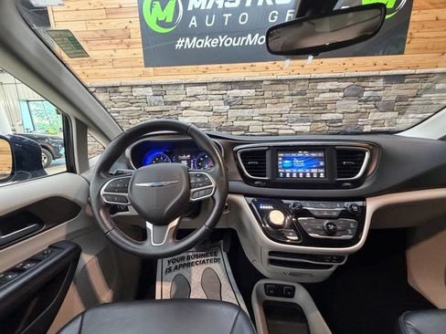 Used 2018 Chrysler Pacifica Touring-L FWD image 20